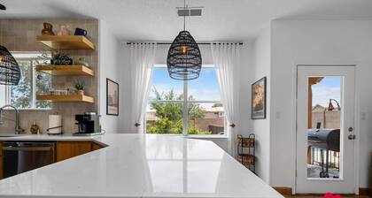 Gusto Retreat * Hot Tub - An Irvie Home