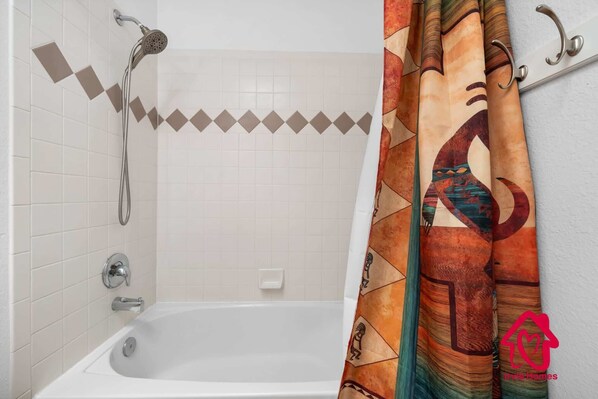 Douche, sèche-cheveux, serviettes fournies, shampoing