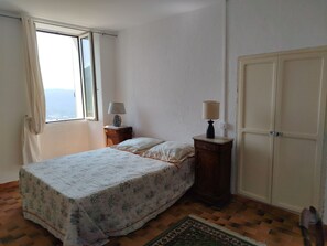 2 bedrooms, iron/ironing board, Internet