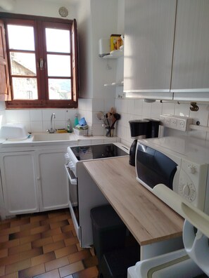 Fridge, microwave, stovetop, coffee/tea maker