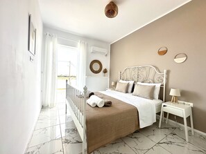 4 bedrooms, iron/ironing board, WiFi, bed sheets