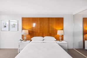 2 habitaciones, tabla de planchar con plancha y ropa de cama 