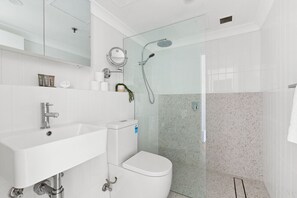 Een douche, een haardroger, handdoeken