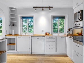 Kjøleskap, mikrobølgeovn, ovn og oppvaskmaskin