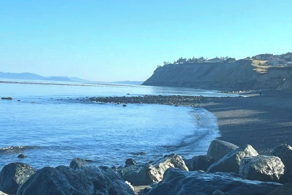 En la playa, sillas reclinables de playa, toallas de playa