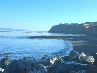 5 star • Spectacular ocean view, sunsets, walk to beach, close to town