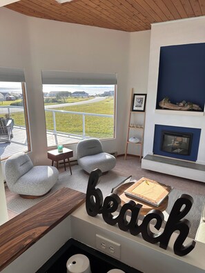 Smart TV, fireplace - 5 star • Spectacular ocean view, sunsets, walk to beach, close to town (Coupeville)