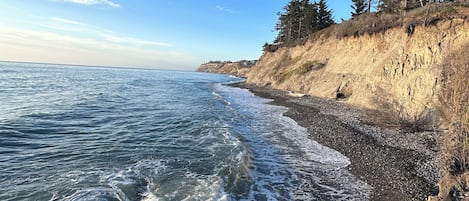 En la playa, camastros y toallas de playa