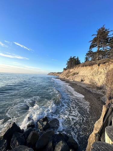 Whidbey Waterfront Retreat : Sunset Views & Cozy Fireplace