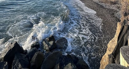 Whidbey Beach House : Epic Sunset Views, Close to Beach and Town