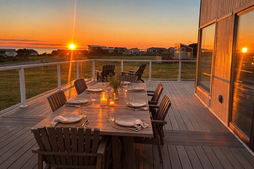 Whidbey Beach House : Epic Sunset Views, Close to Beach and Town