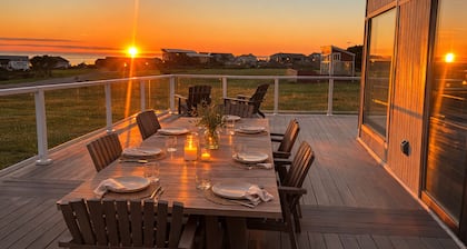 Whidbey Beach House : Epic Sunset Views, Close to Beach and Town