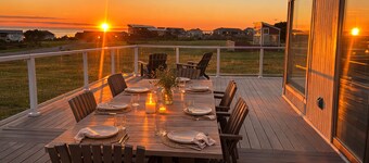 Whidbey Beach House : Epic Sunset Views, Close to Beach and Town