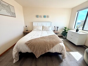 2 slaapkamers, een bureau, een strijkplank/strijkijzer, reisbedje