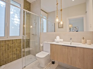 Bruser, hårtørrer, håndklæder