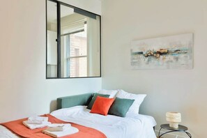 1 habitación, escritorio, tabla de planchar con plancha y wifi 