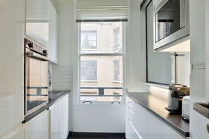 Een koelkast, een microgolfoven, een oven, een vaatwasser