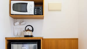 Toaster, paper towels - Riverview at Ross (Ross)