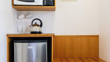 Toaster, paper towels