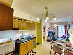 Kjøleskap, mikrobølgeovn, vannkoker og brødrister