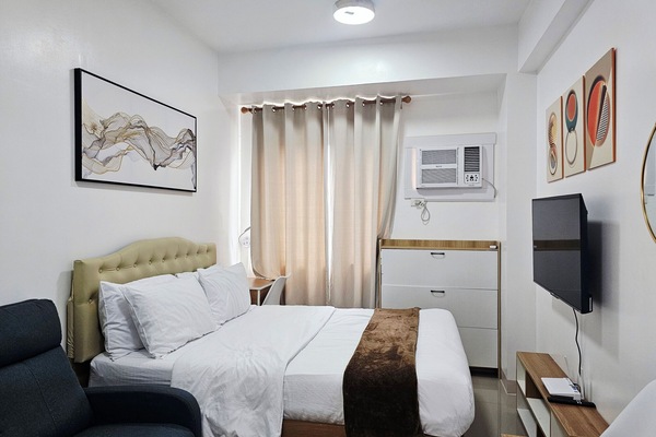 Standard Studio, 1 Queen Bed, City View | Premium bedding, down comforters, memory foam beds, desk