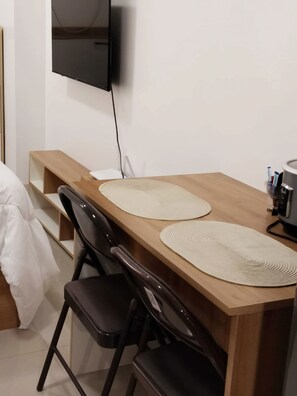 Studio Standard, 1 grand lit, vue ville | Restauration dans la chambre