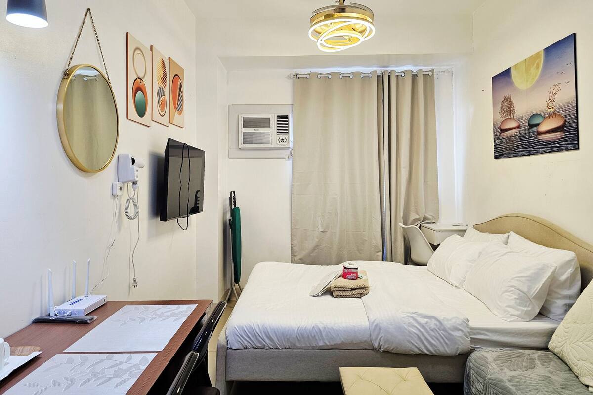 Estudio estándar, 1 cama Queen size y sofá cama, vista a la ciudad | Ropa de cama de alta calidad, edredón y camas con efecto memoria