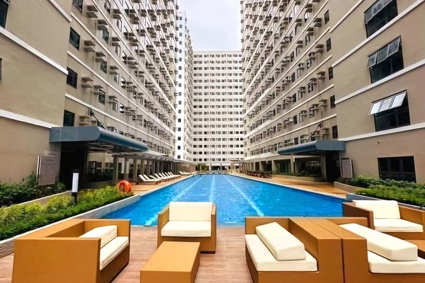 Kolam renang outdoor, dengan payung kolam renang dan kursi berjemur