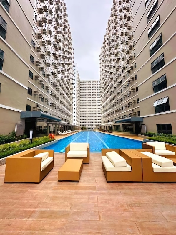Piscine extérieure, parasols de plage, chaises longues