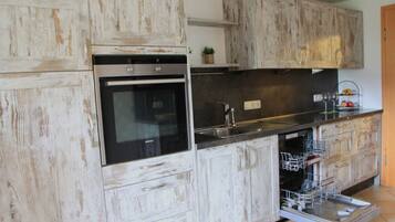 Fridge, oven, stovetop, coffee/tea maker