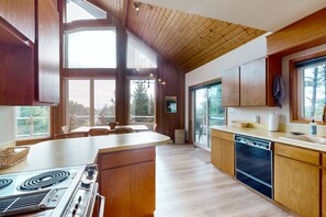 冷蔵庫、電子レンジ、オーブン、コンロ