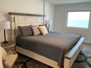 2 bedrooms, WiFi, bed sheets - NEWLY RENOVATED-BEACH FRONT-TOP FLOOR-BRIGHT LIGHT-QUIET BUILDING (Gulf Shores)