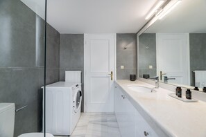 Ducha, secador de pelo, toallas, jabón