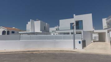 Villa, 4 Bedrooms, Private Pool, Garden View | Parking