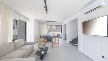 Villa, 4 Bedrooms, Private Pool, Garden View | Living area