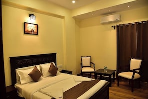 Deluxe Room, 1 Bedroom | Free WiFi, bed sheets