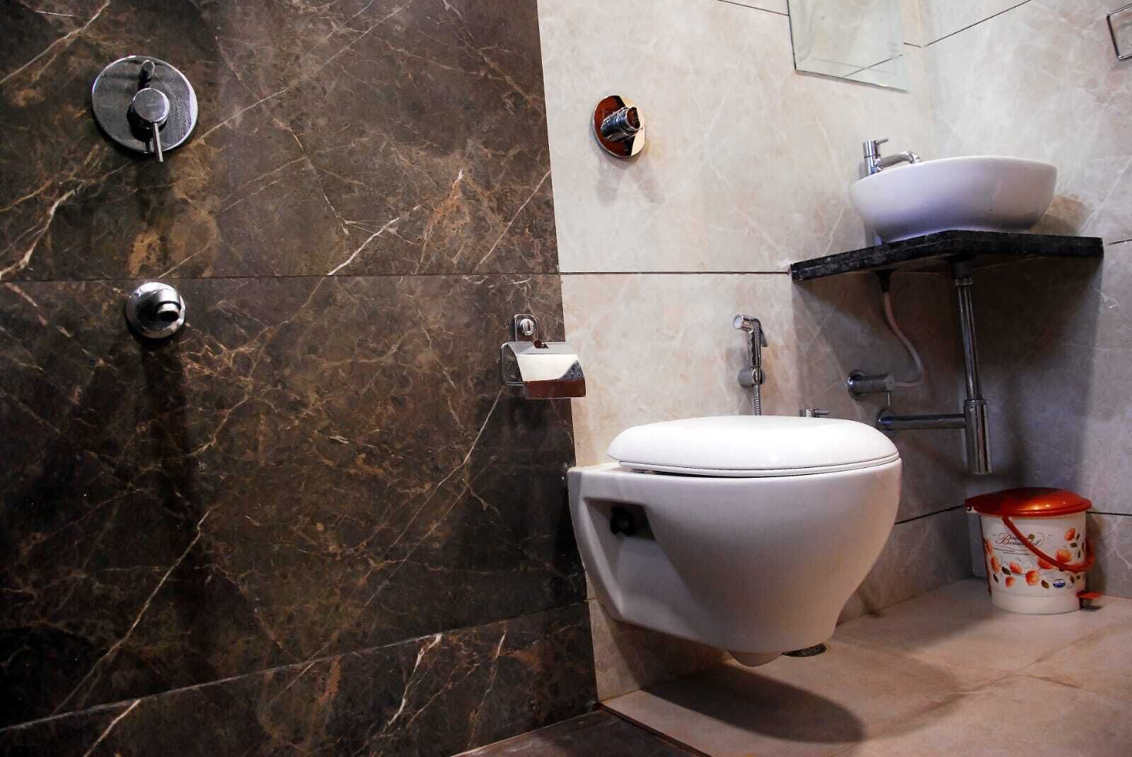 Ein Badezimmer mit Toilette, Waschbecken und Dusche.