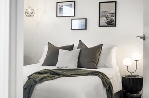 1 bedroom, desk, iron/ironing board, WiFi - Modern, Elegant Oasis (Fitzroy)