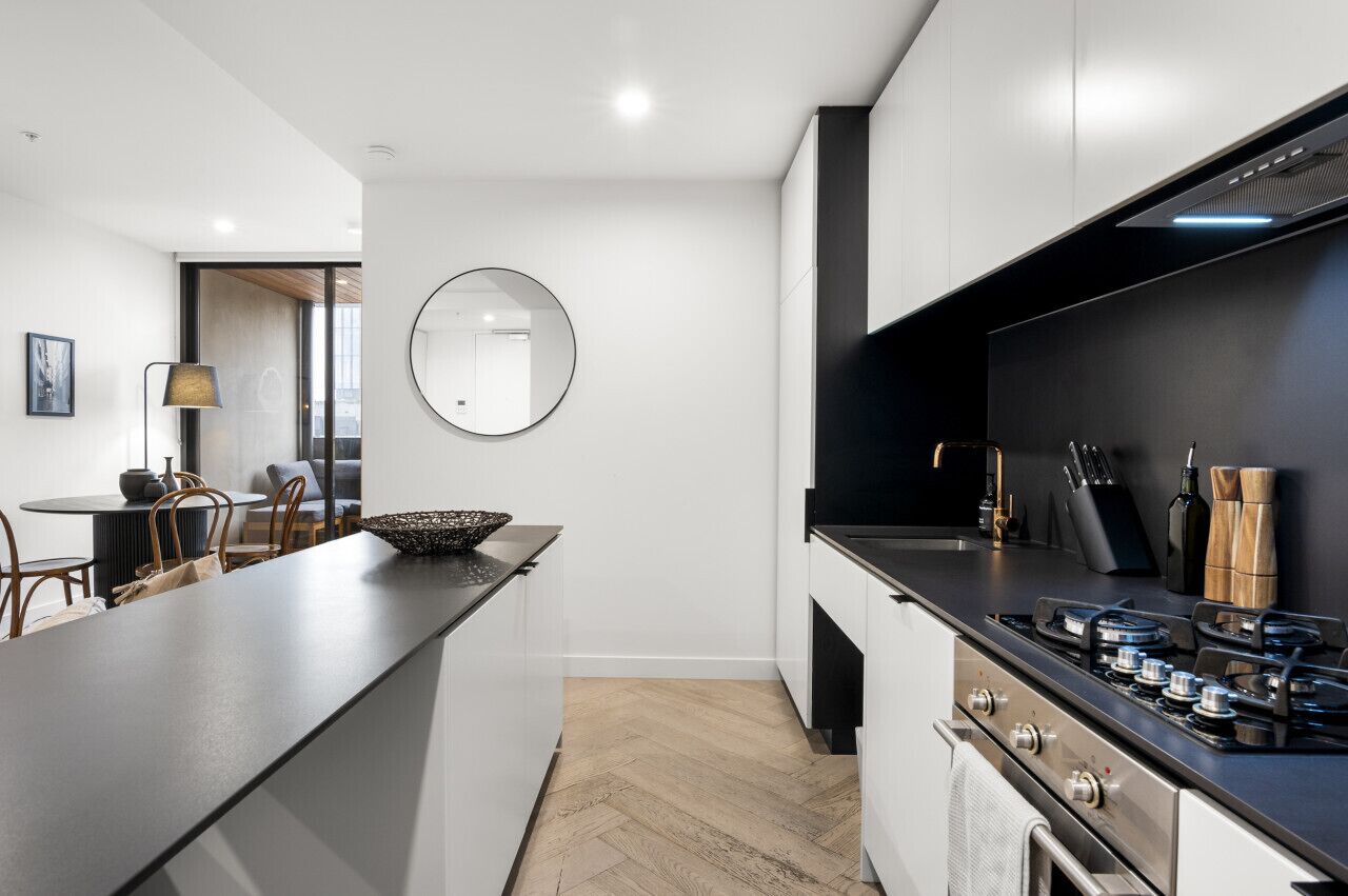 Réfrigérateur, four à micro-ondes, un four, surface de cuisson