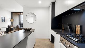 Réfrigérateur, four à micro-ondes, un four, surface de cuisson