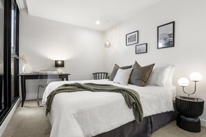 Skrivebord, strykejern/-brett, wi-fi og sengetøy