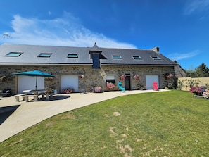 Exterior - Country cottage with indoor pool La maison du Bonheur  (Bourbriac)