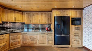 Frigorífico, horno, placa de cocina y lavavajillas