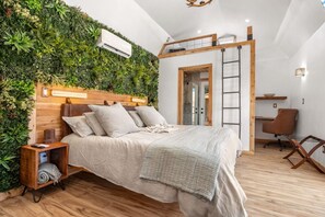 3 habitaciones, escritorio y tabla de planchar con plancha