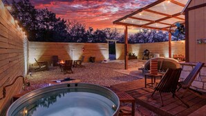 Terrace/patio - Romantic Luxury Retreat-hot/cold pool & sauna (Wimberley)