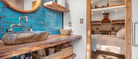 2 habitaciones, escritorio y tabla de planchar con plancha