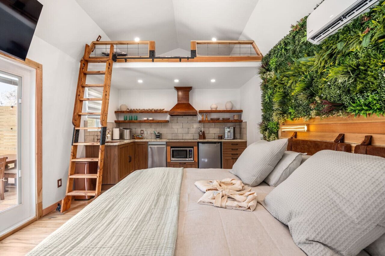 3 habitaciones, escritorio y tabla de planchar con plancha 