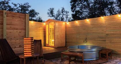 Romantic Luxury Retreat-hot/cold pool & sauna