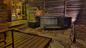 Sauna - Romantic Luxury Retreat-hot/cold pool & sauna (Wimberley)