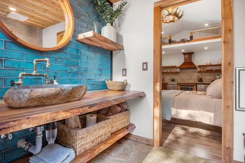 Romantic Luxury Retreat-hot/cold pool & sauna